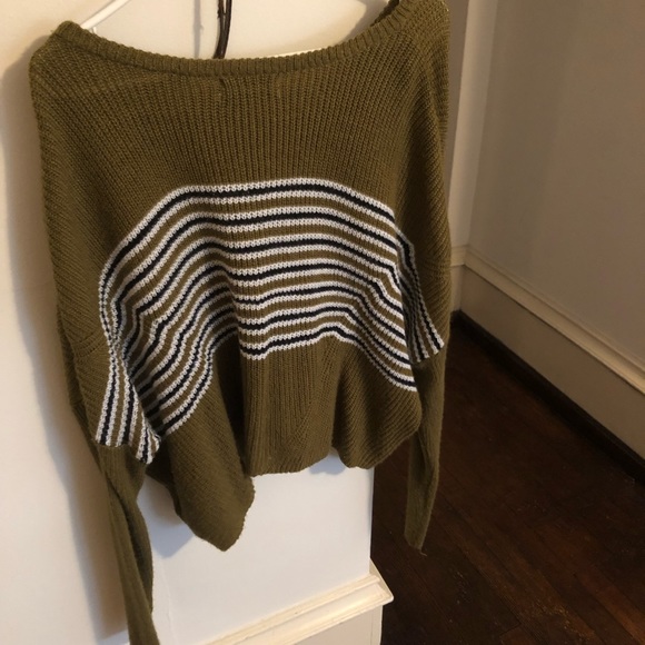 cropped, light urban sweater. - Picture 4 of 5